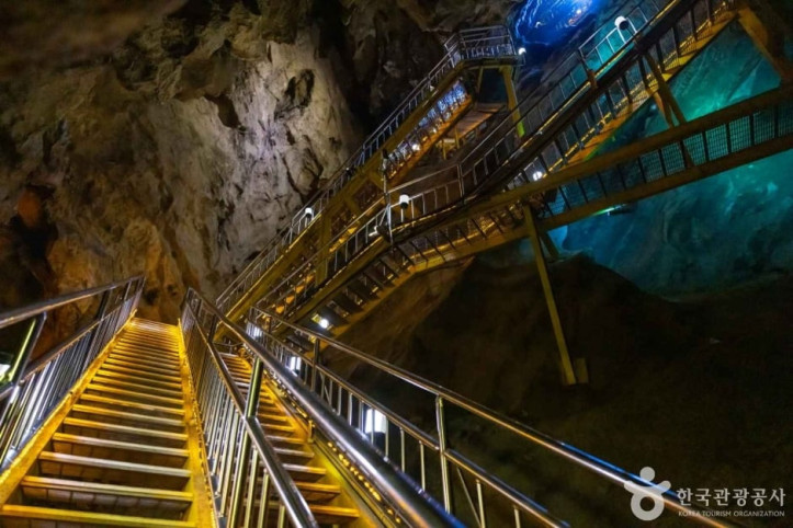 화암동굴_(강원고생대_국가지질공원)_2_공공3유형.jpg