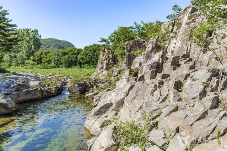 동막골_응회암_(한탄강_유네스코_세계지질공원)_3_공공1유형.jpg