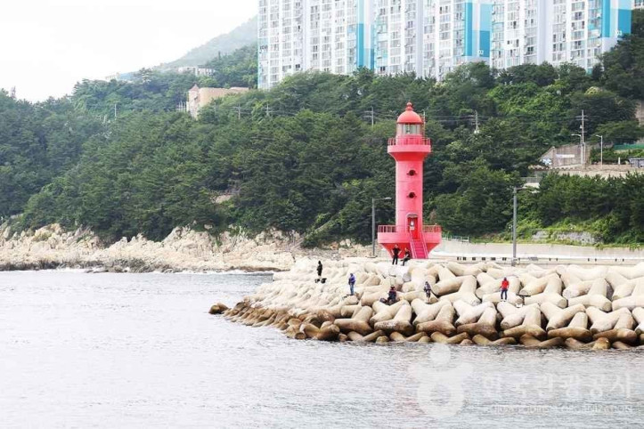 중리항_방파제_등대_1_공공3유형.JPG