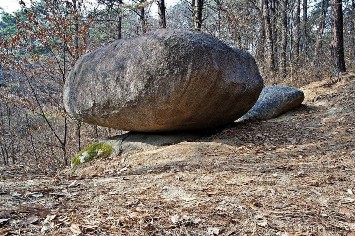 팔봉산_흔들바위_2_공공3유형.jpg