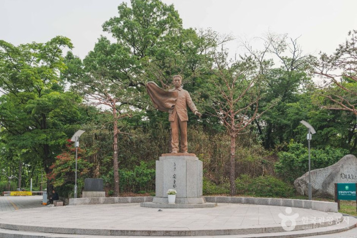 안중근의사_동상_1_공공1유형.jpg