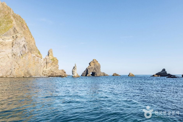 삼형제굴바위_(울릉도,_독도_국가지질공원)_3_공공1유형.jpg