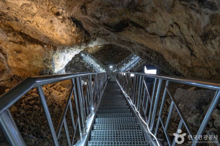 용연동굴_(강원고생대_국가지질공원)_2_공공1유형.jpg