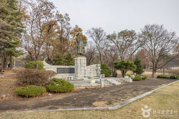 고하송진우선생동상_6_공공3유형.jpg