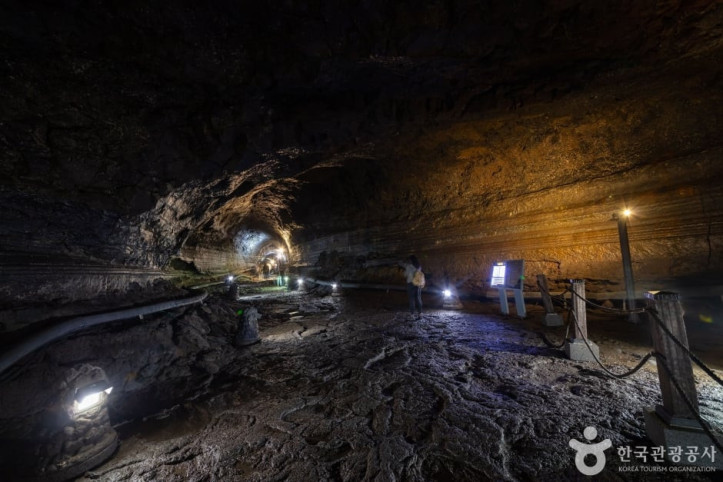 만장굴_(제주도_국가지질공원)_4_공공3유형.jpg