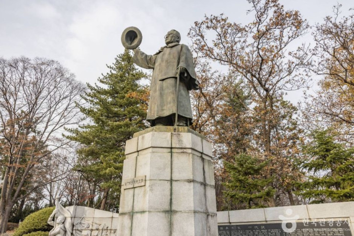 고하송진우선생동상_3_공공3유형.jpg