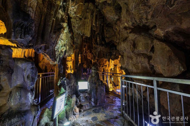 성류굴_(경북_동해안_국가지질공원)_9_공공1유형.jpg