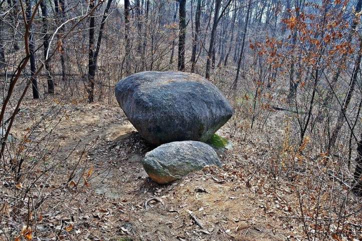 팔봉산_흔들바위_3_공공3유형.jpg