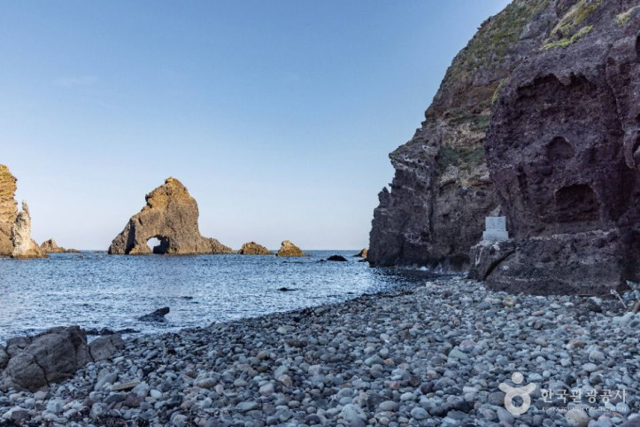 삼형제굴바위_(울릉도,_독도_국가지질공원)_2_공공1유형.jpg