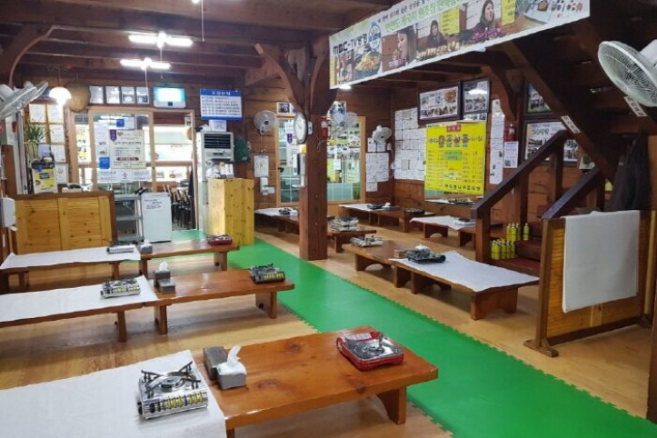 [백년가게]_딴뚝통나무집식당_4_공공3유형.jpg